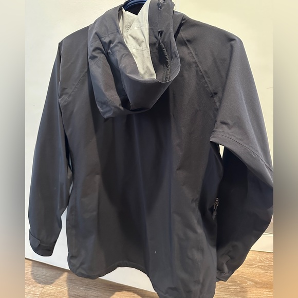 MEC Women’s Rain Jacket - Picture 2 of 5